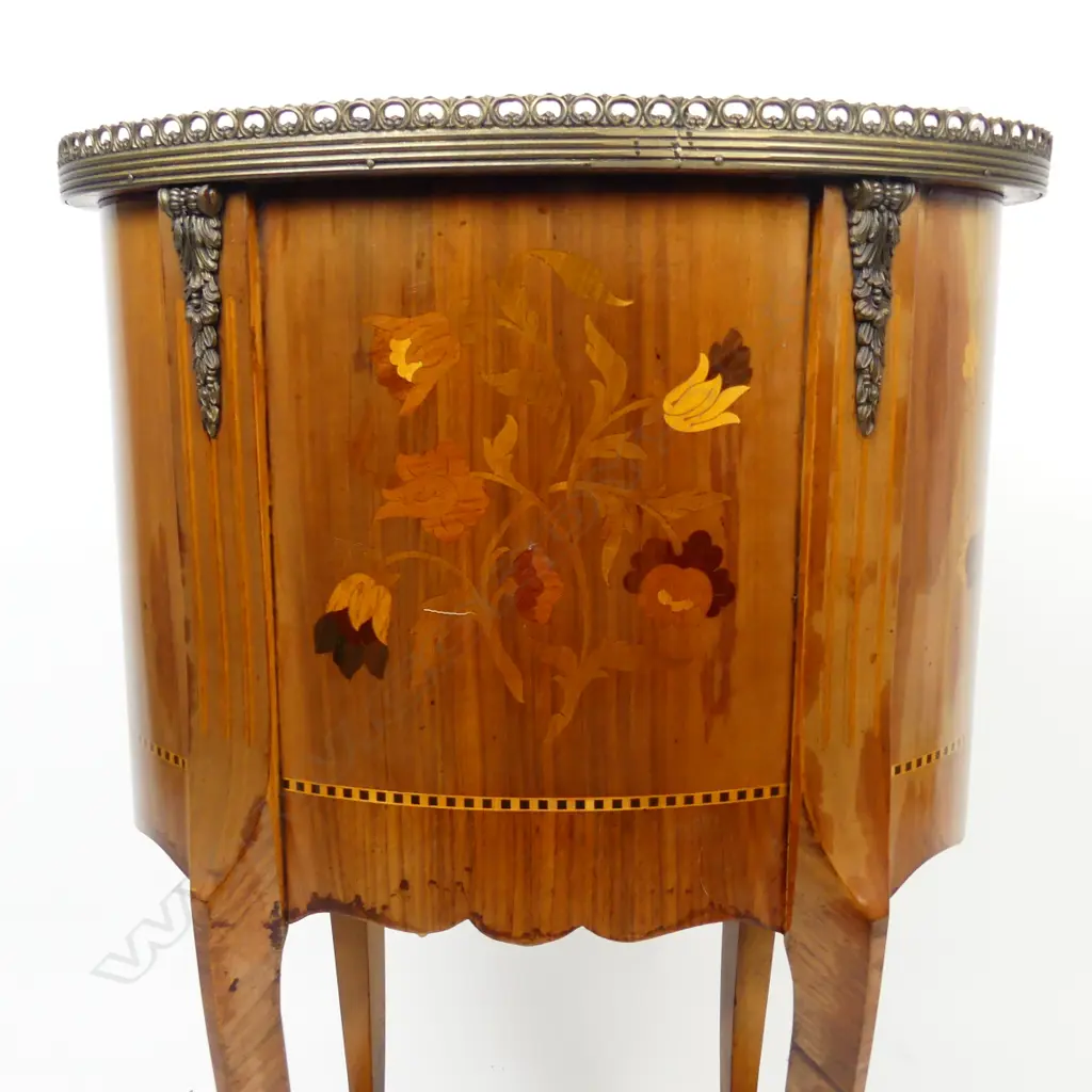 A 20thC French style small marquetry inlaid side table Image 1++