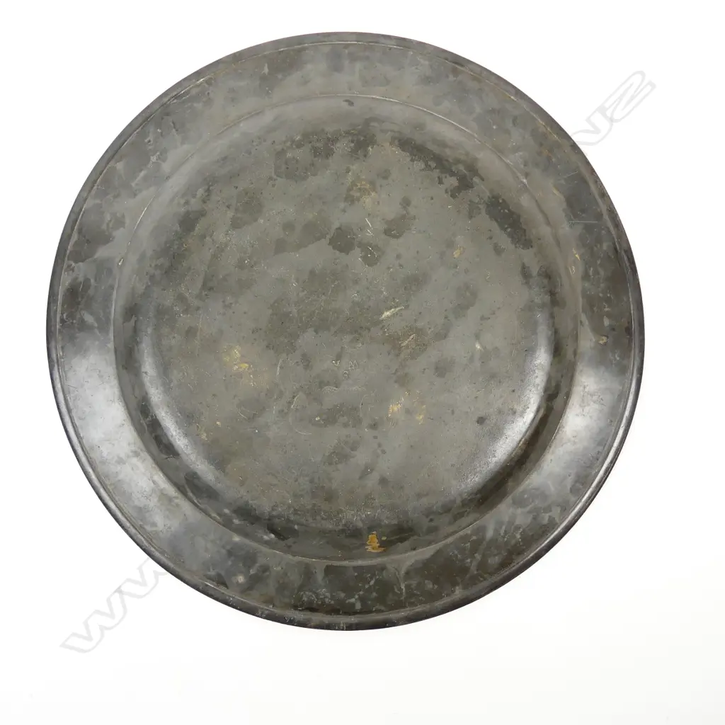 An 18thC pewter plate and a 19thC pewter charger Image 1++