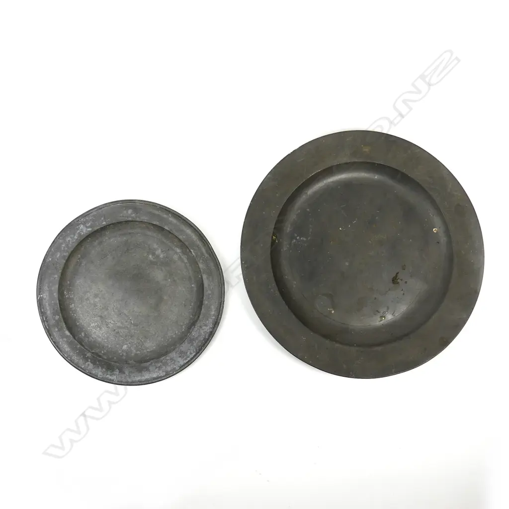 An 18thC pewter plate and a 19thC pewter charger Image 1++