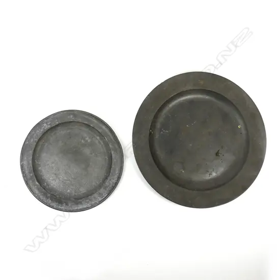 An 18thC pewter plate and a 19thC pewter charger