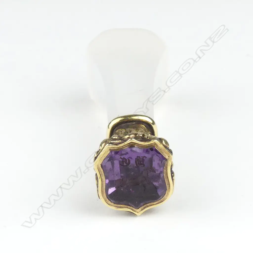 A 19thC 15ct. gold and hardstone desk seal Image 1++