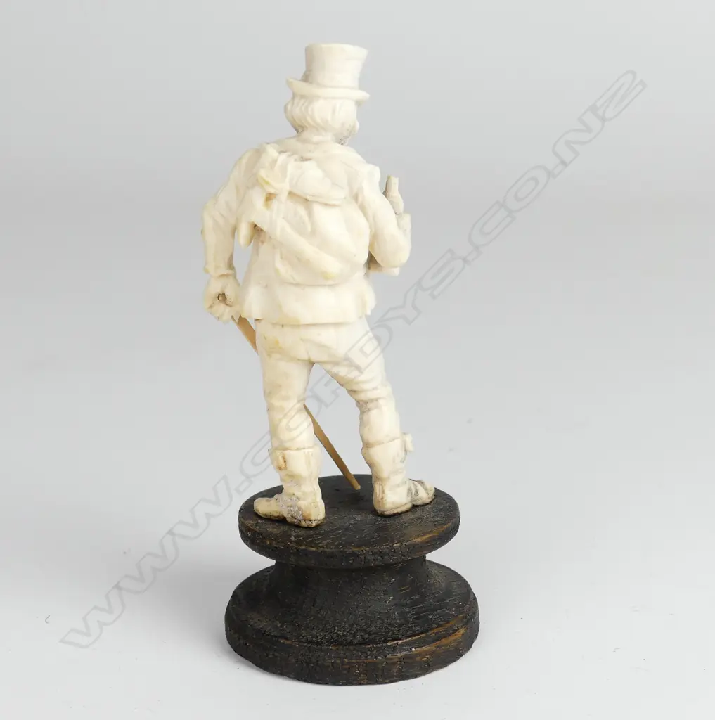 A small carved ivory figure Image 1++