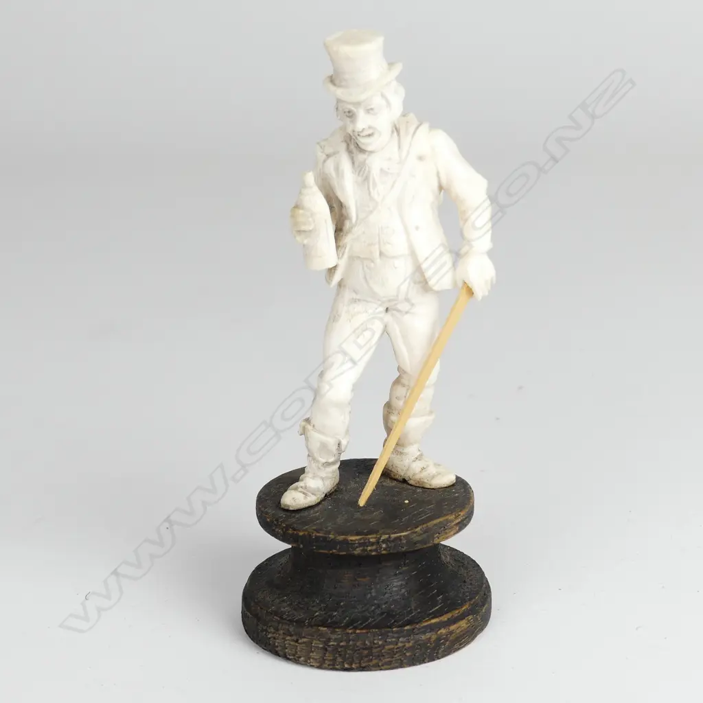 A small carved ivory figure Image 1++
