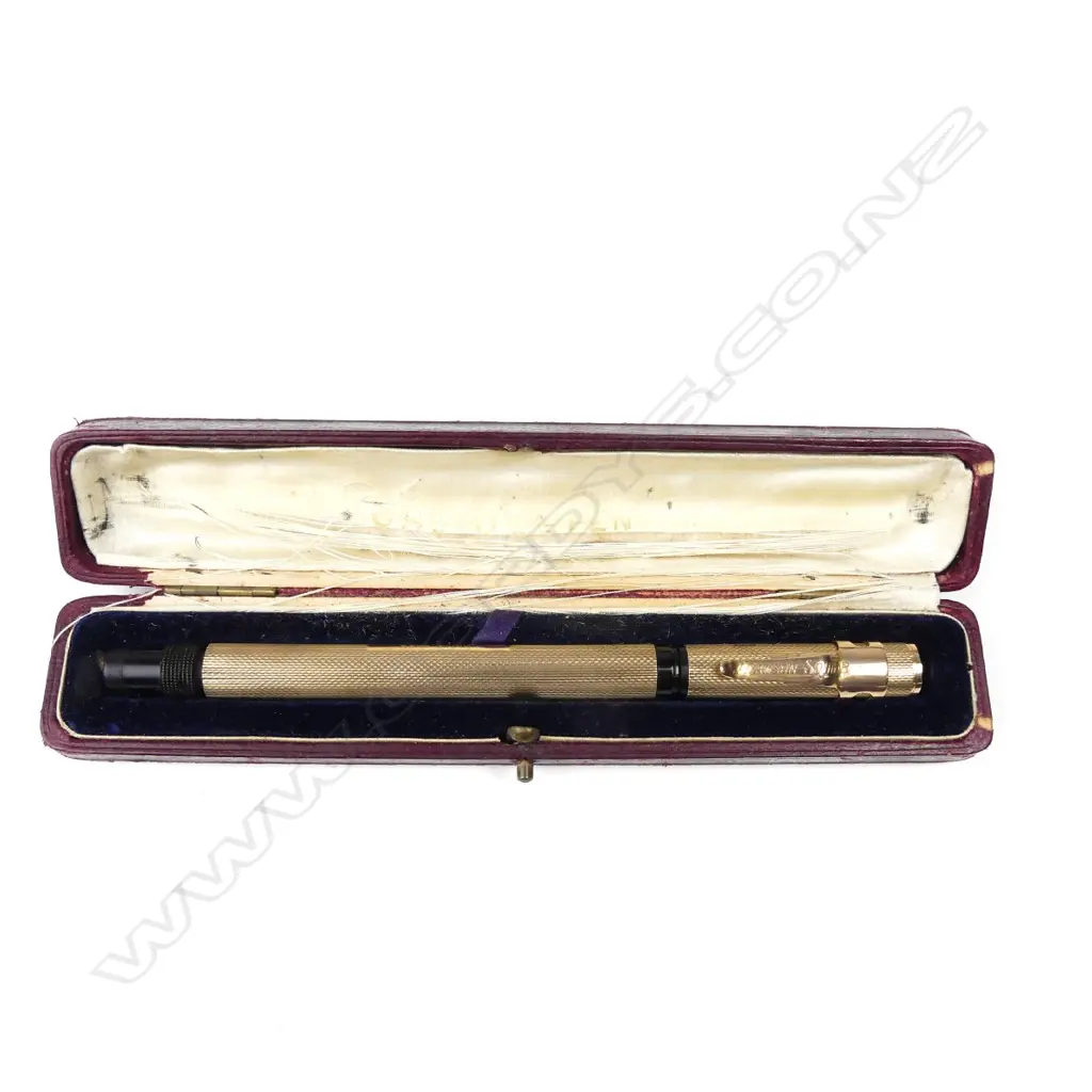 A 9ct gold Onoto fountain pen Image 1++