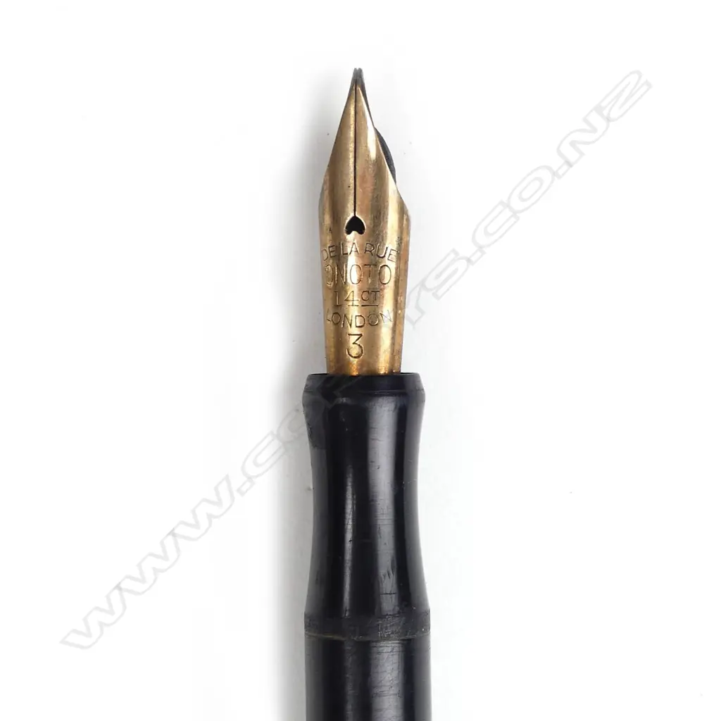 A 9ct gold Onoto fountain pen Image 1++
