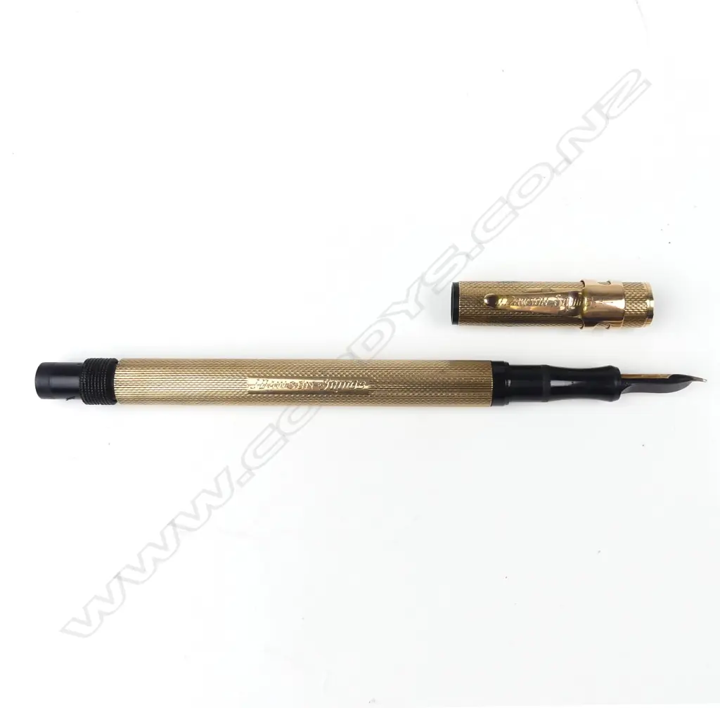 A 9ct gold Onoto fountain pen Image 1++