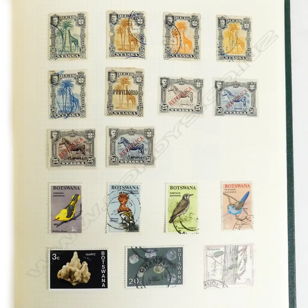 An album collection of older world stamps Image 1++