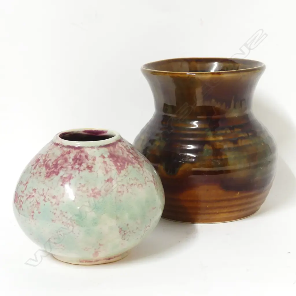 Two early Crown Lynn/Ambrico vases Image 1++