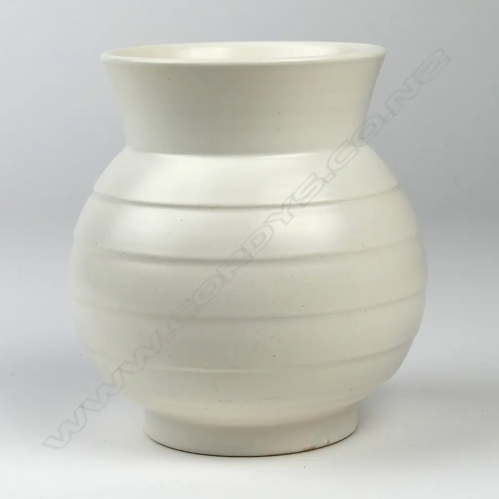 Crown Lynn 'Hand Potted' vase Image 1++