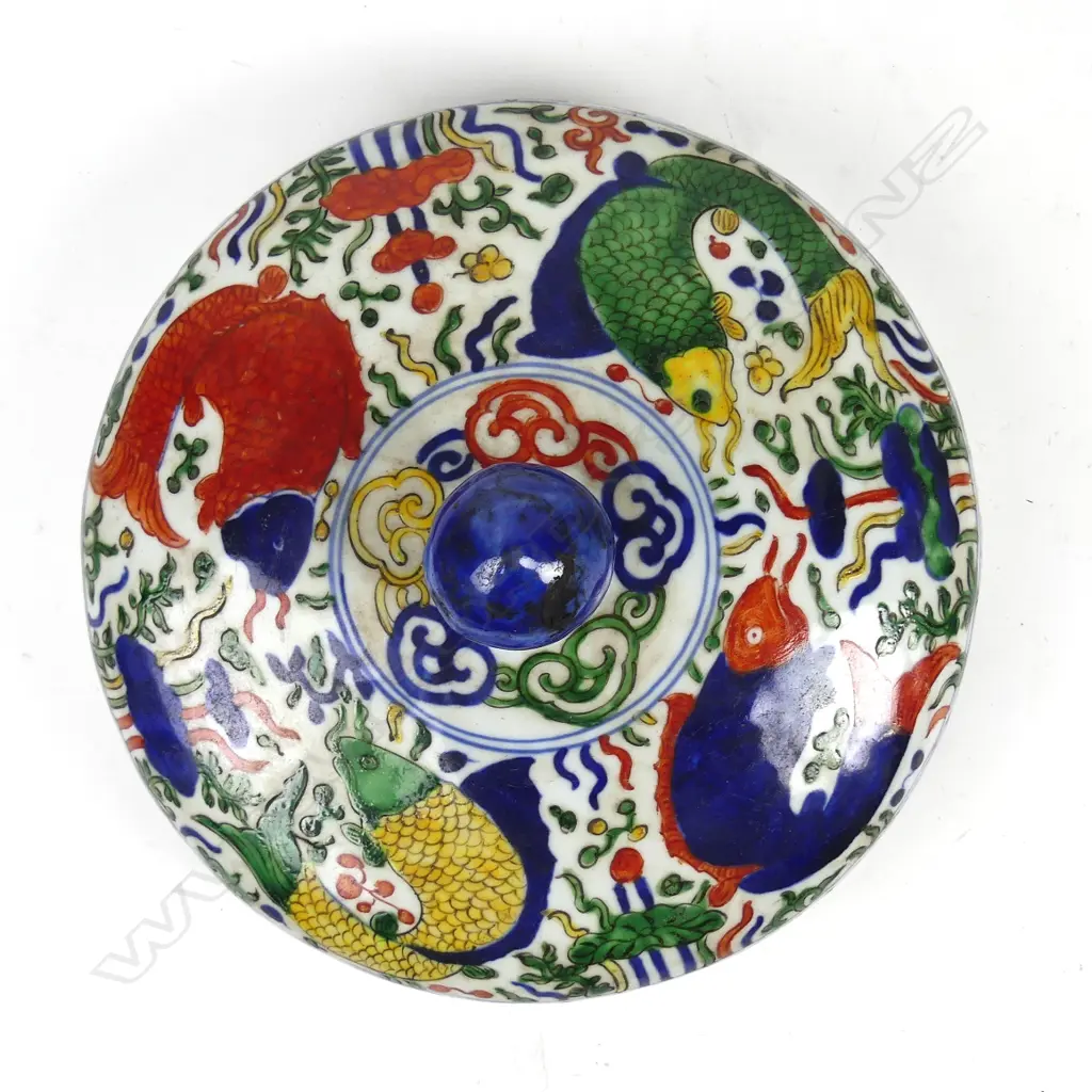A large Chinese porcelain jar Image 1++