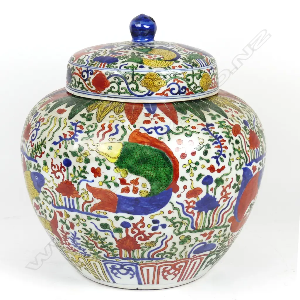A large Chinese porcelain jar Image 1++