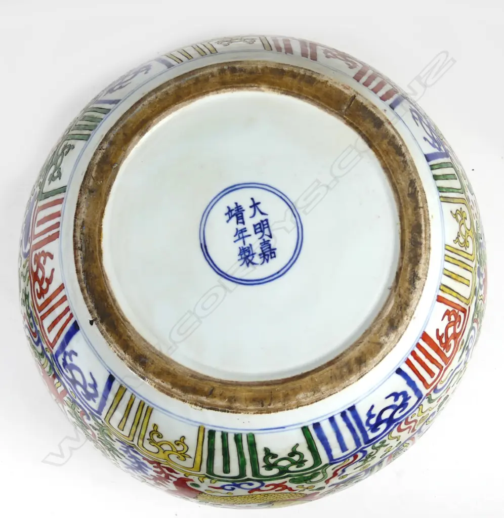 A large Chinese porcelain jar Image 1++