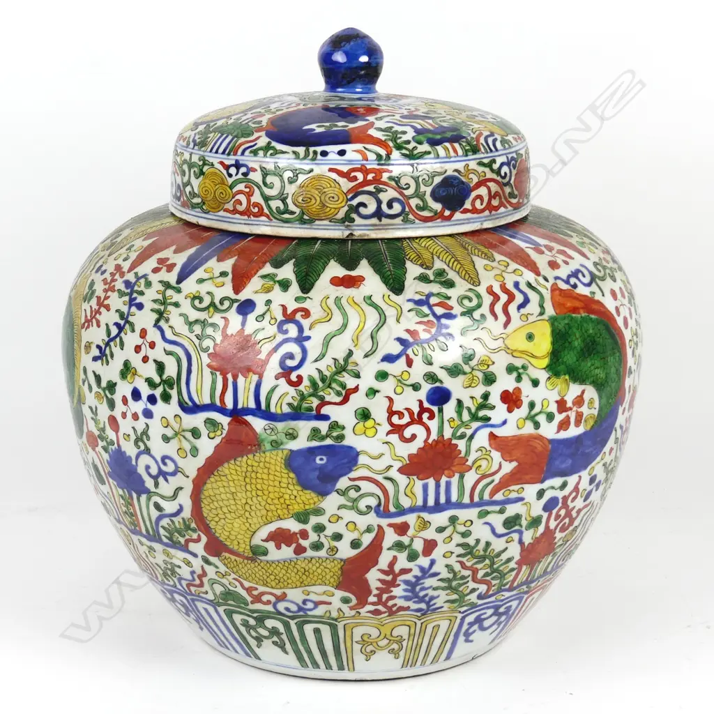 A large Chinese porcelain jar Image 1++