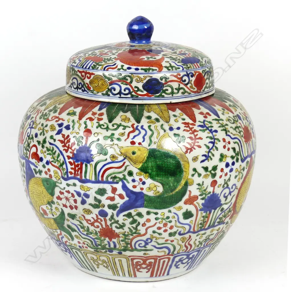 A large Chinese porcelain jar Image 1++