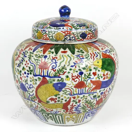 A large Chinese porcelain jar