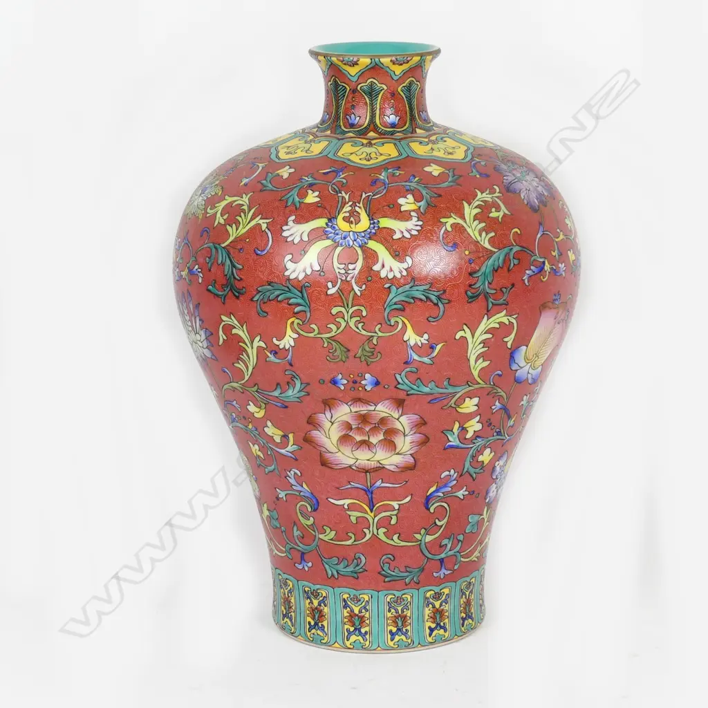 A Chinese porcelain vase Image 1++