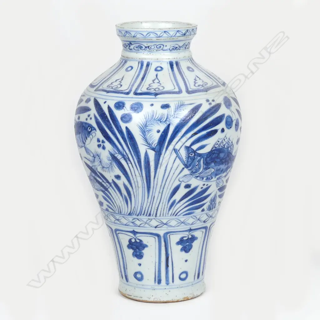 A Chinese porcelain vase Image 1++