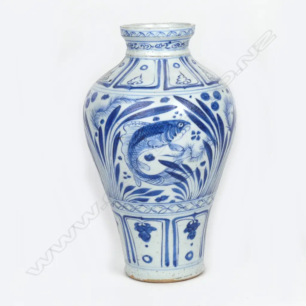 A Chinese porcelain vase Image 1++