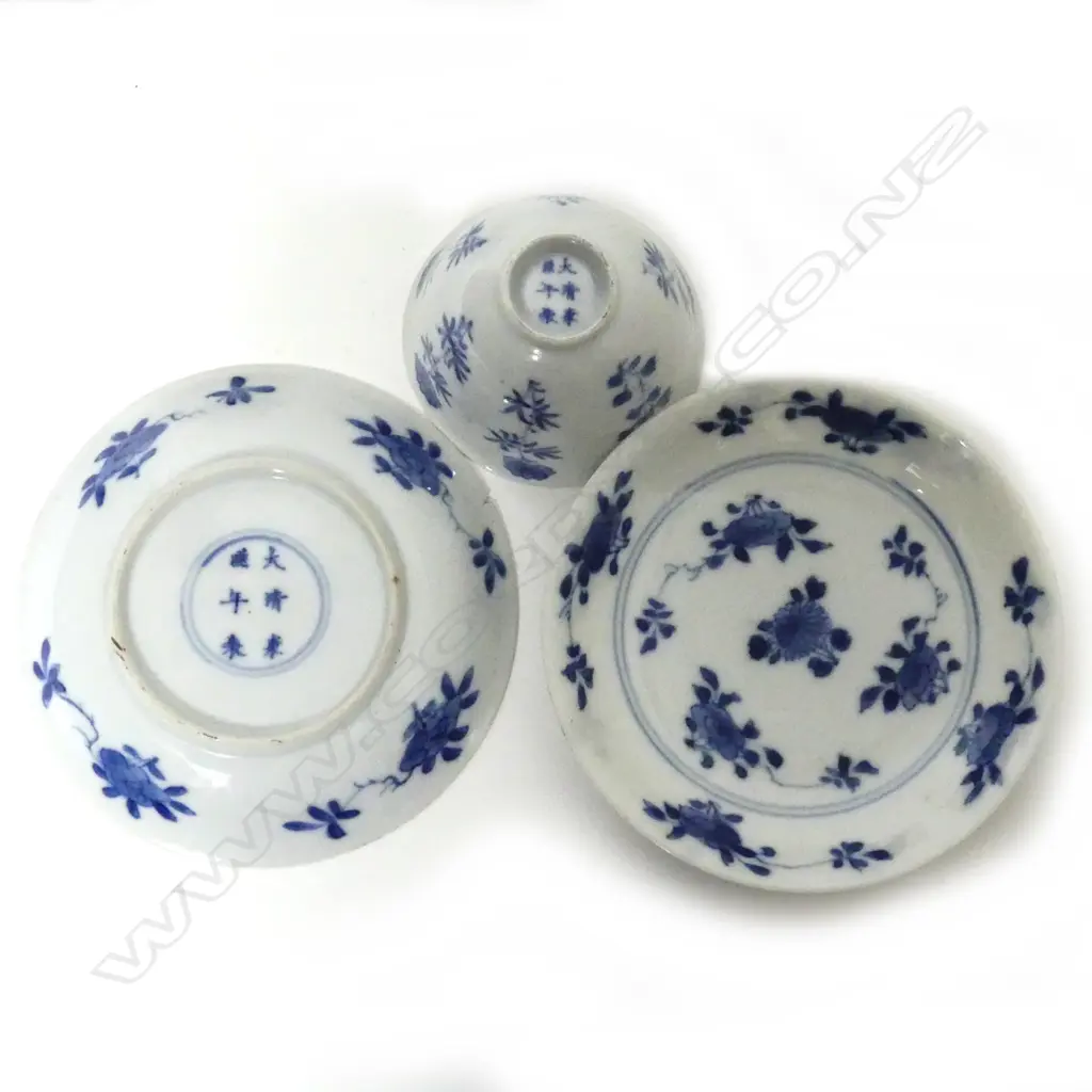 Four Chinese porcelain tea bowls and five saucers Image 1++