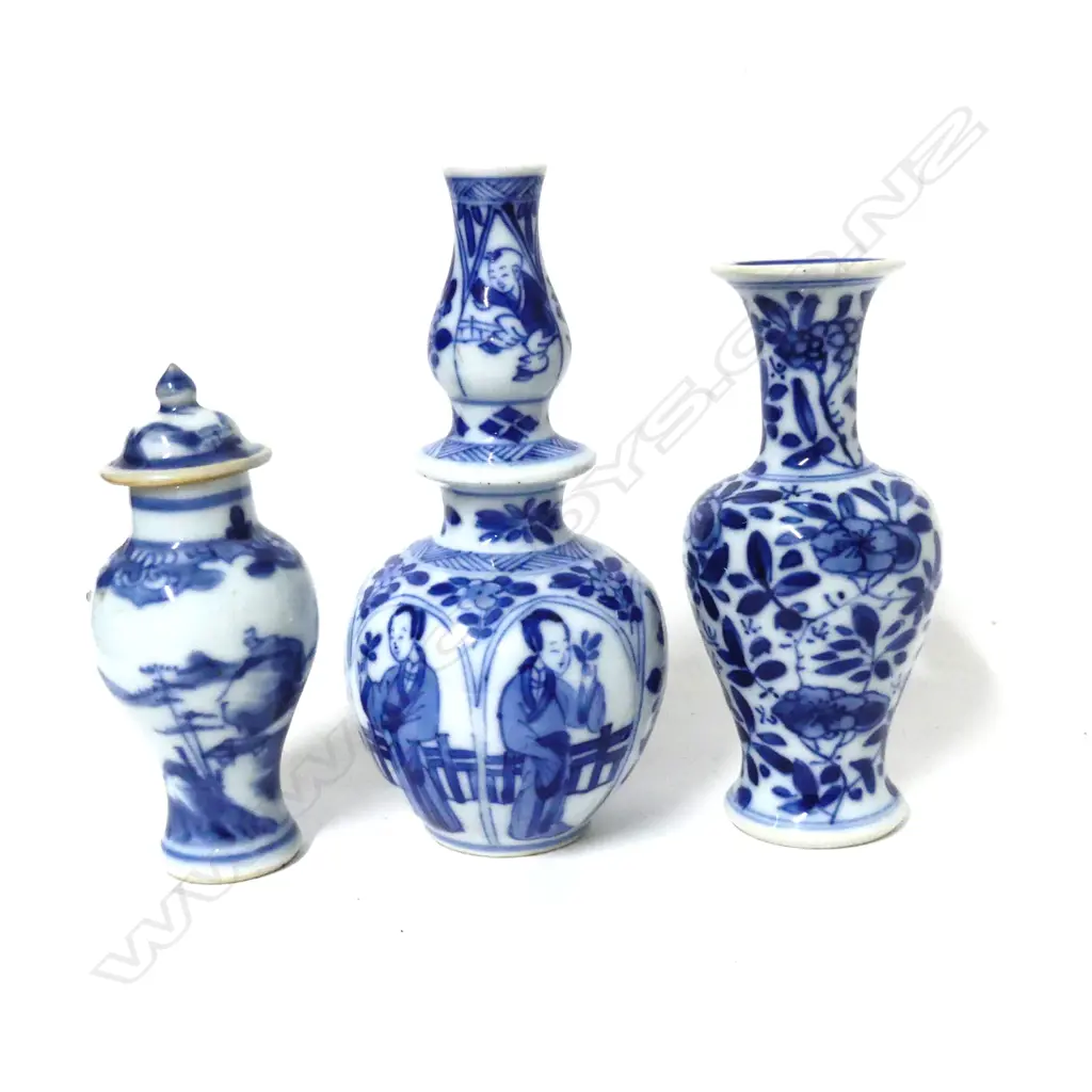 Three miniature Chinese blue and white porcelain vases Image 1++