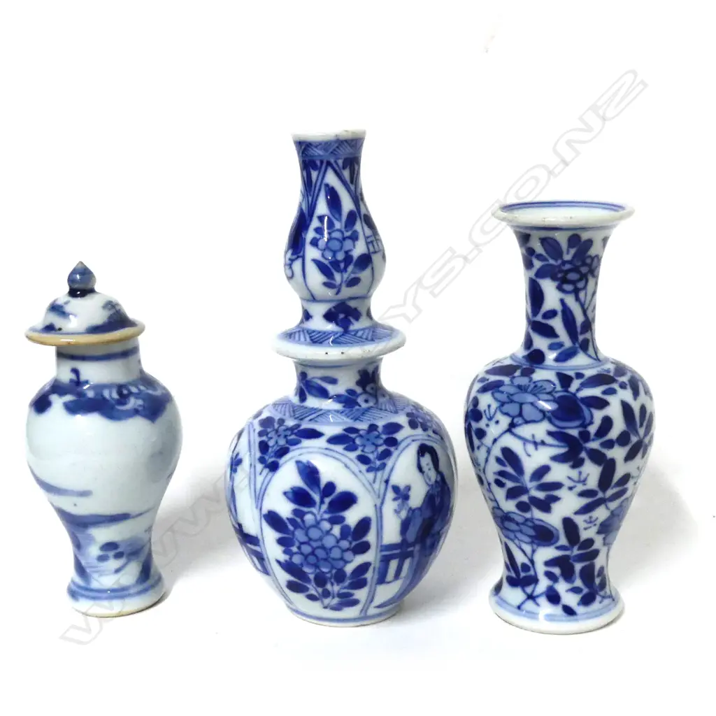 Three miniature Chinese blue and white porcelain vases Image 1++