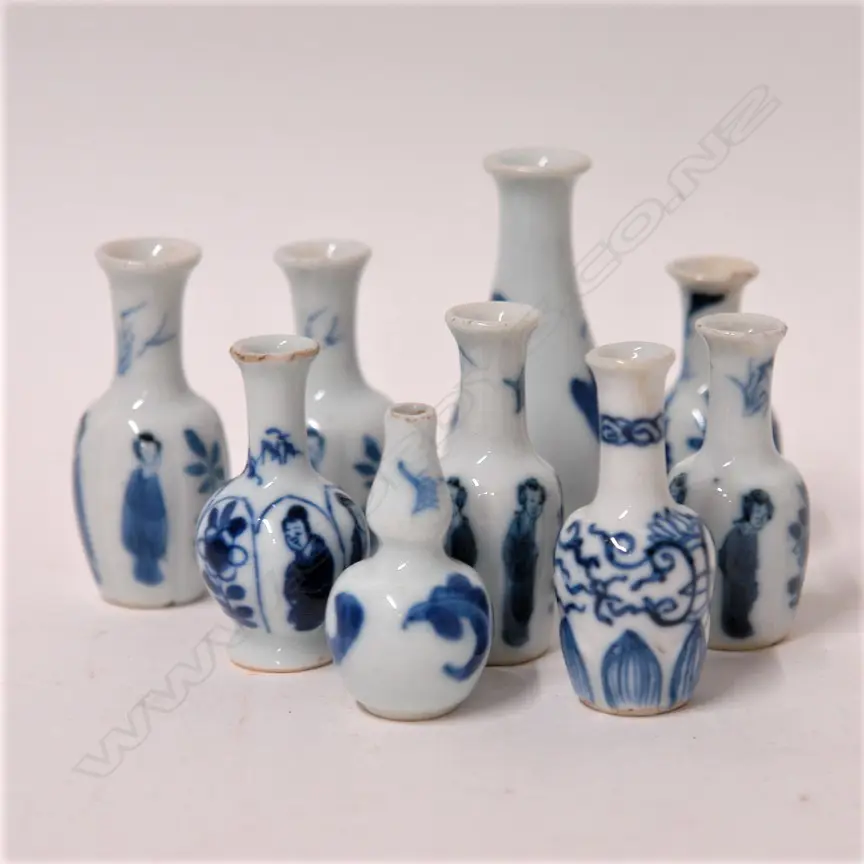 Nine old Chinese miniature blue and white porcelain vases Image 1++