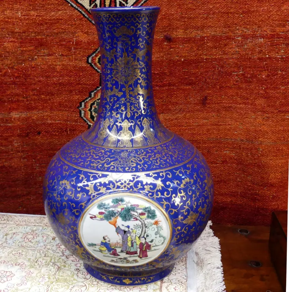 An exceptional Chinese porcelain large vase Image 1++