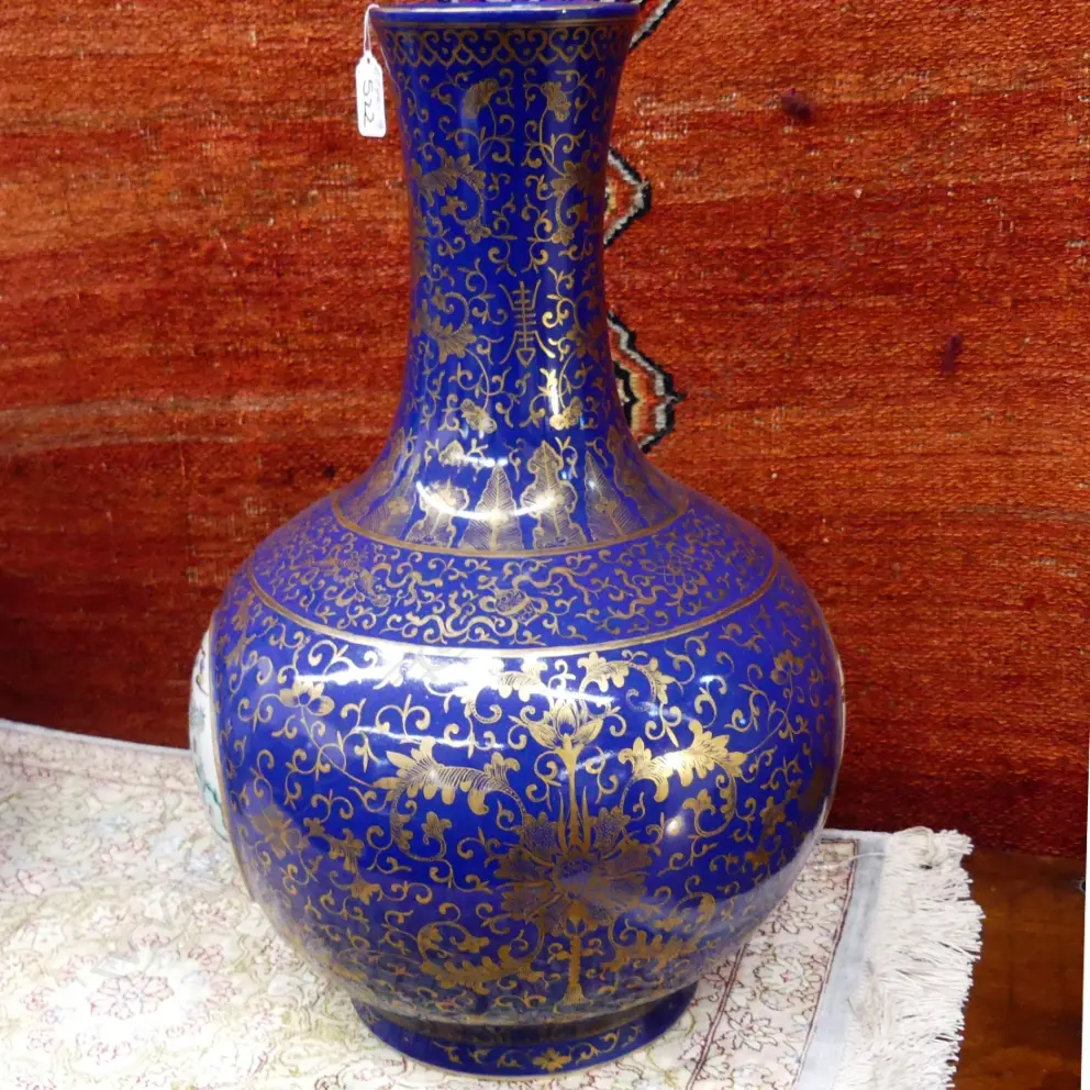 An exceptional Chinese porcelain large vase Image 1++