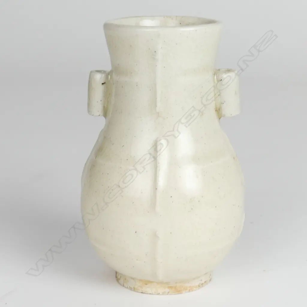 A small Chinese celadon vase Image 1++