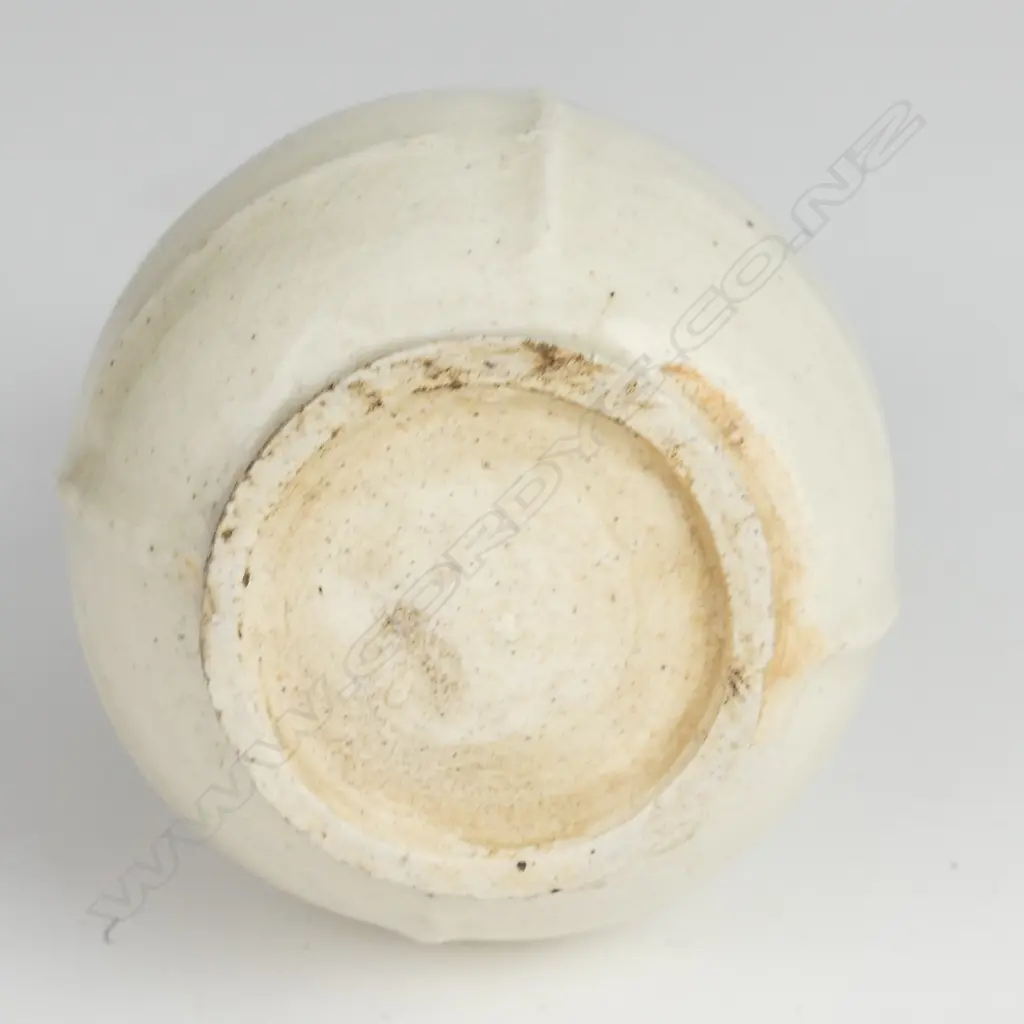 A small Chinese celadon vase Image 1++