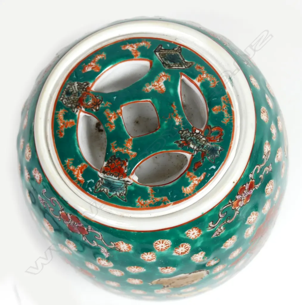 A Chinese porcelain jar Image 1++