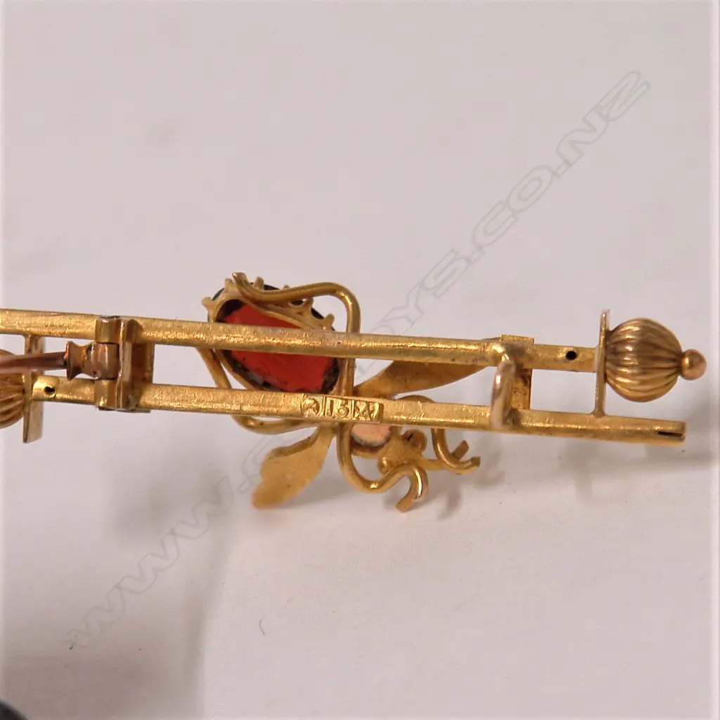 A Victorian 15ct. yellow gold bee brooch Image 1++