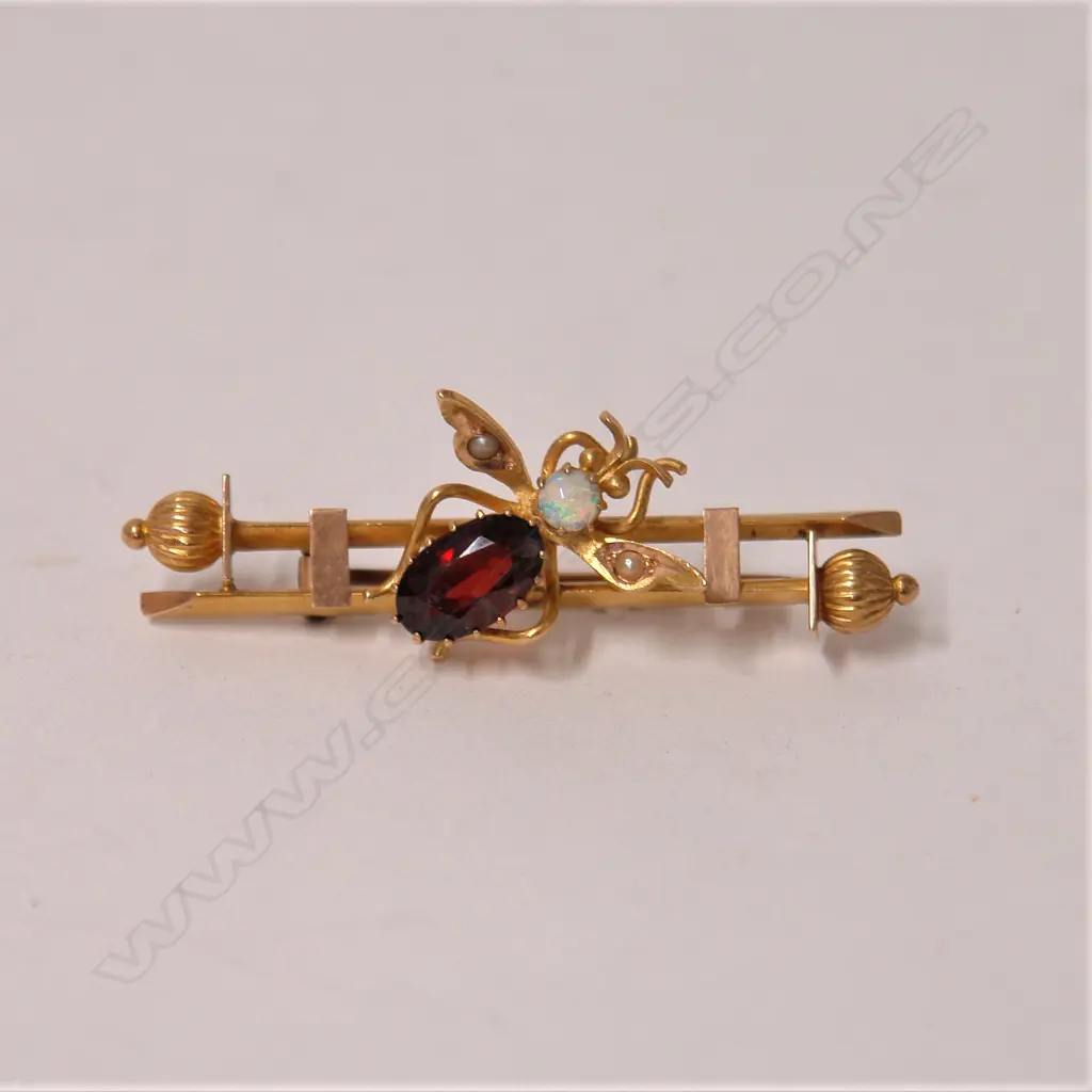 A Victorian 15ct. yellow gold bee brooch Image 1++