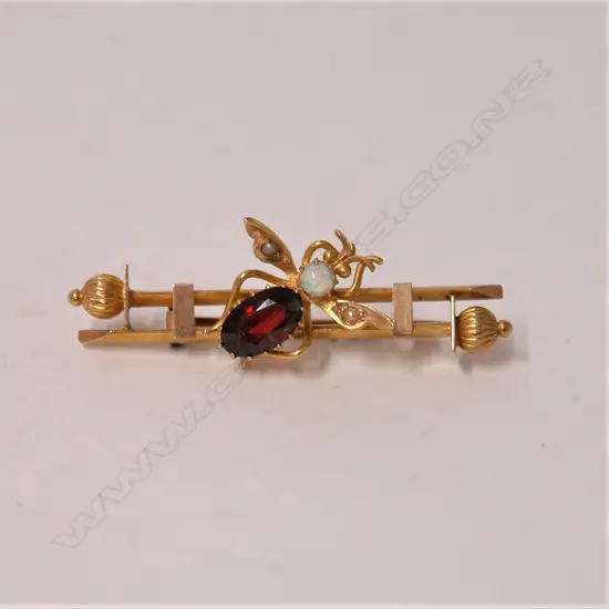 A Victorian 15ct. yellow gold bee brooch