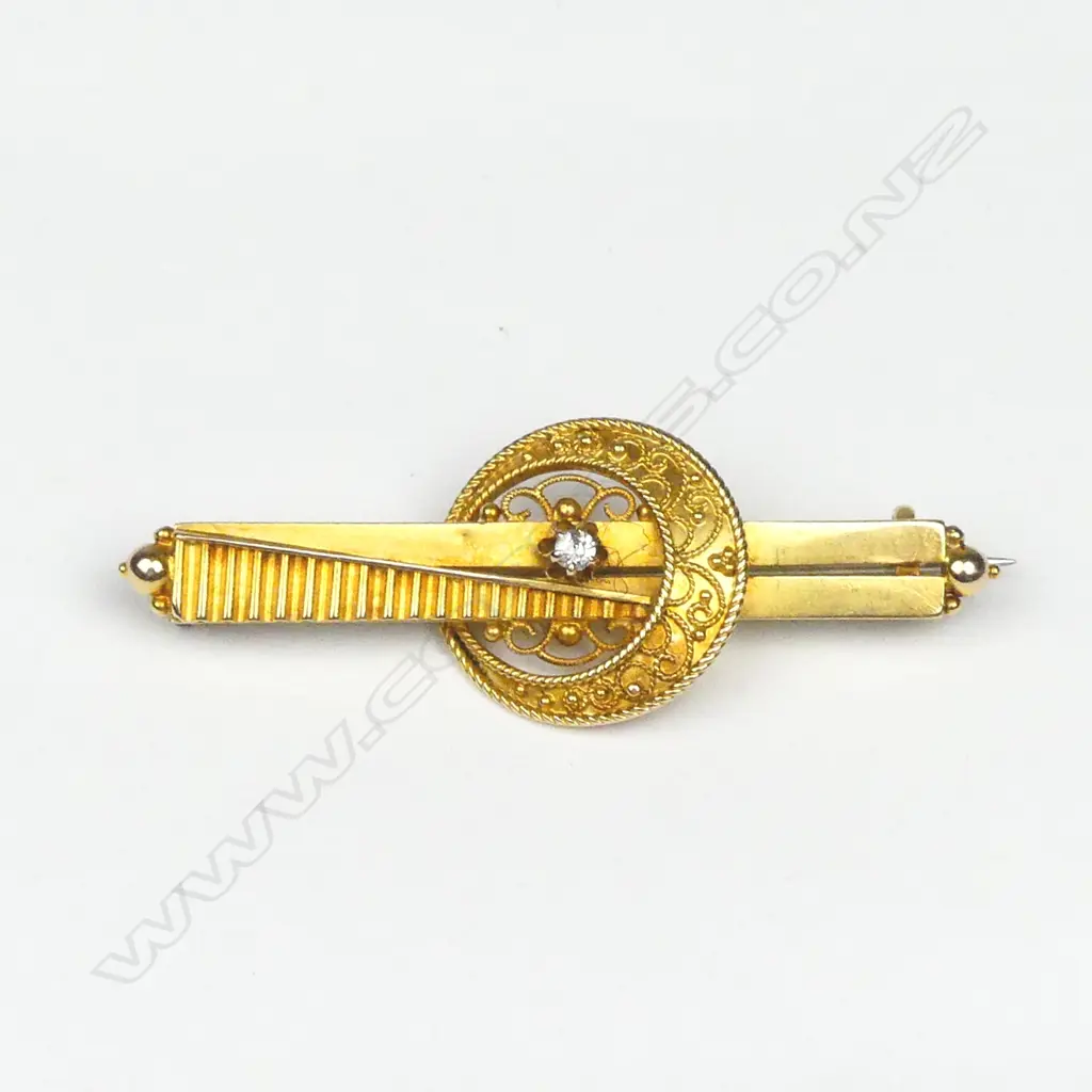 A 15ct. gilded yellow gold and diamond bar brooch Image 1++
