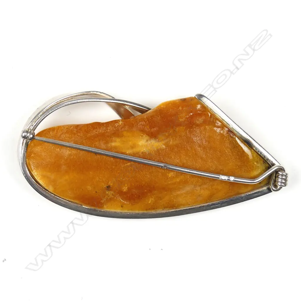 A retro large amber and silver brooch Image 1++