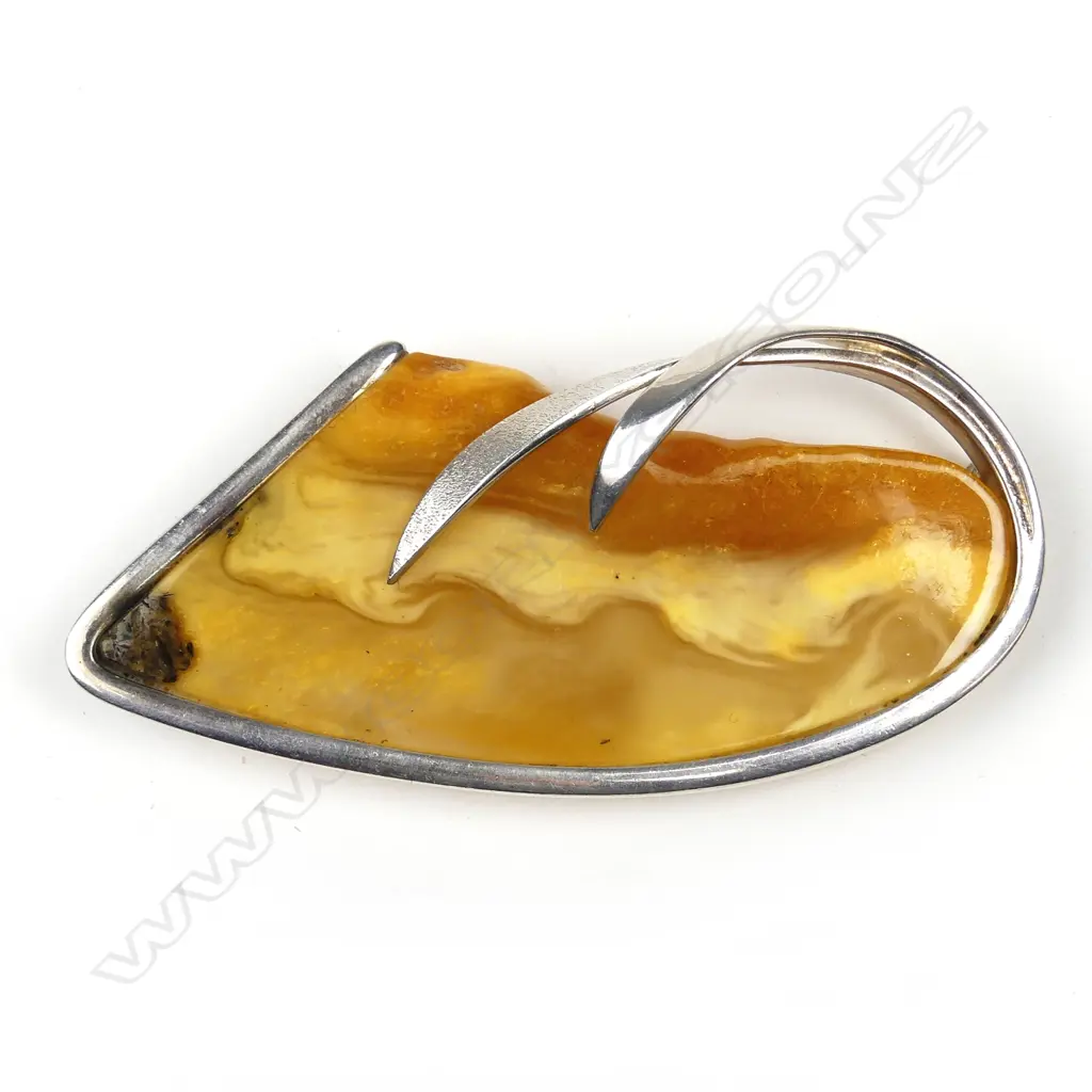 A retro large amber and silver brooch Image 1++
