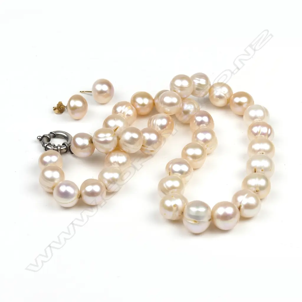 A pearl necklace and earring set Image 1++
