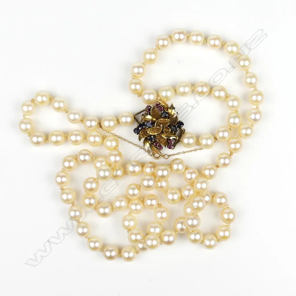 A cultured pearl necklace Image 1++