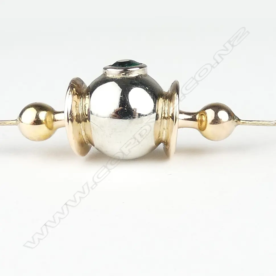 A contemporary 9ct gold and emerald necklace Image 1++