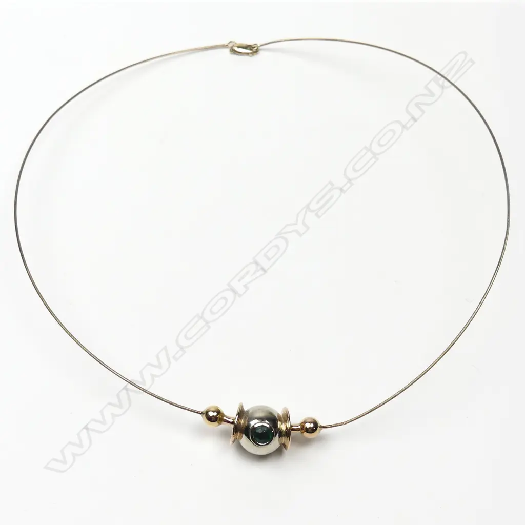 A contemporary 9ct gold and emerald necklace Image 1++