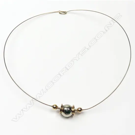A contemporary 9ct gold and emerald necklace