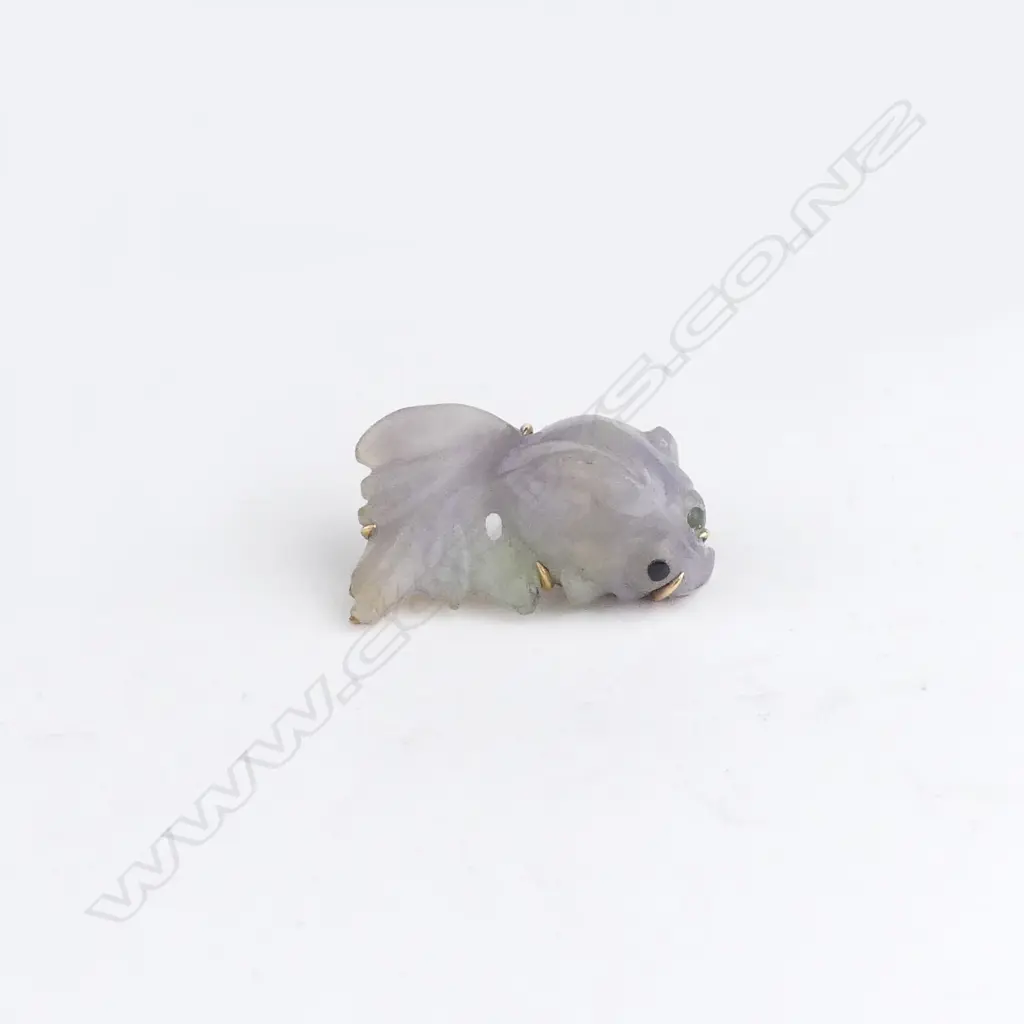 A Chinese 14ct. yellow gold mounted carved jade goldfish pendant Image 1++