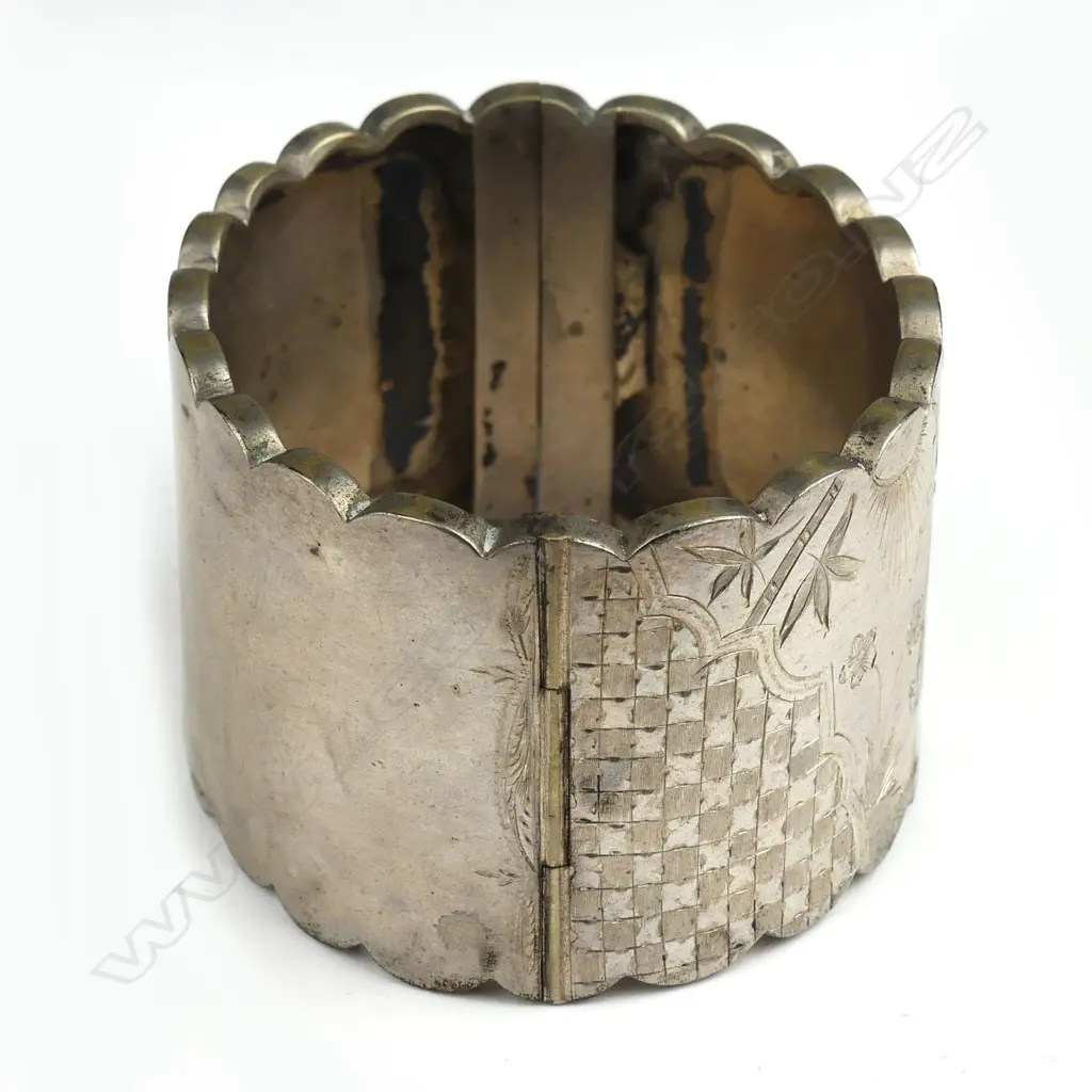 A late Victorian silver hinged bangle Image 1++