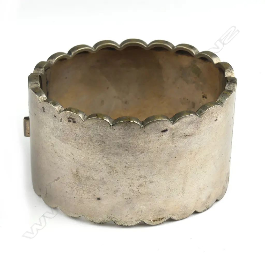A late Victorian silver hinged bangle Image 1++