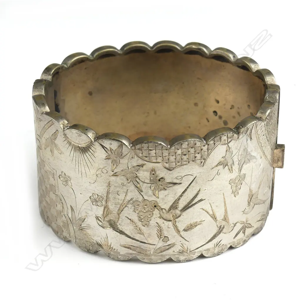 A late Victorian silver hinged bangle Image 1++