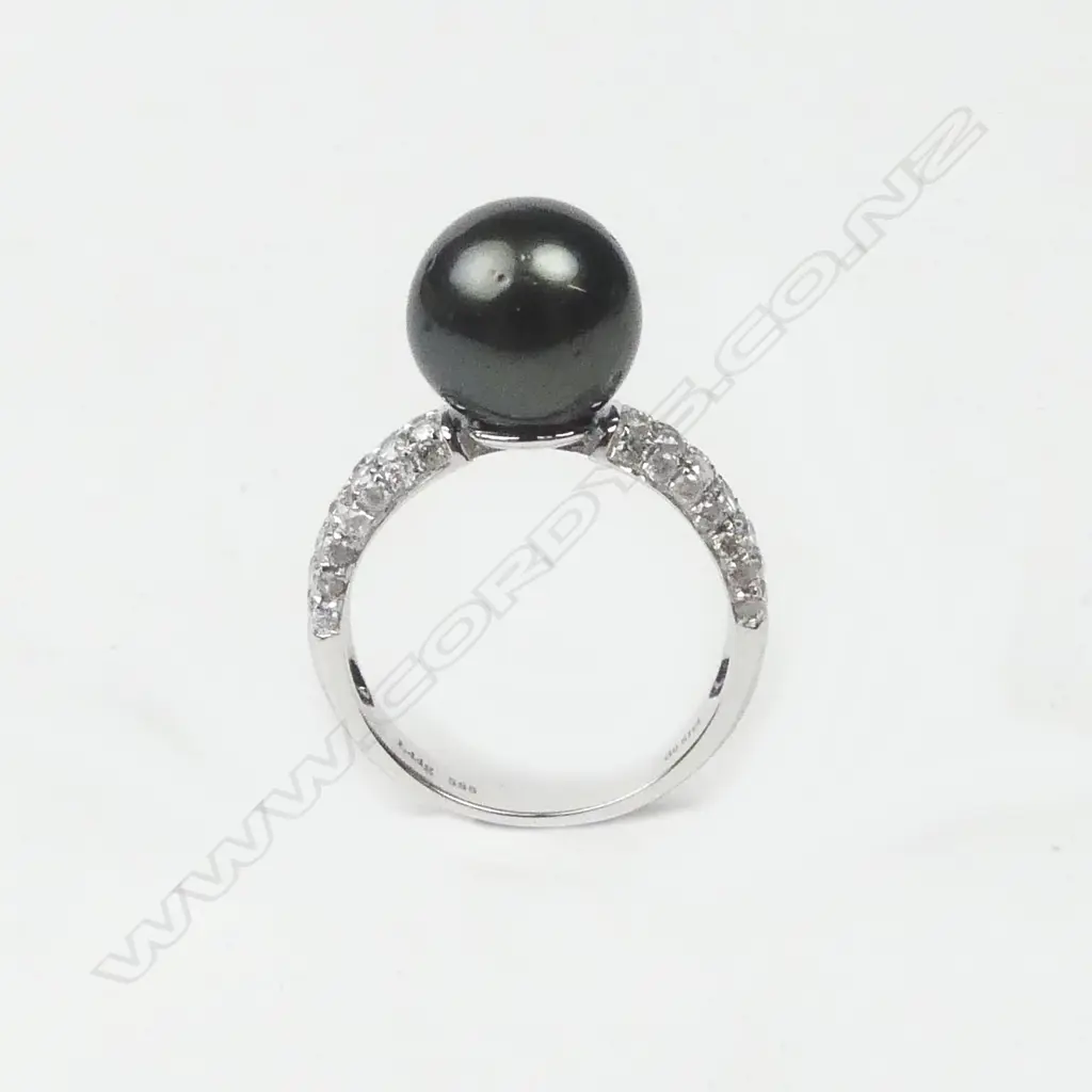 A 14ct white gold pearl and diamond ring Image 1++