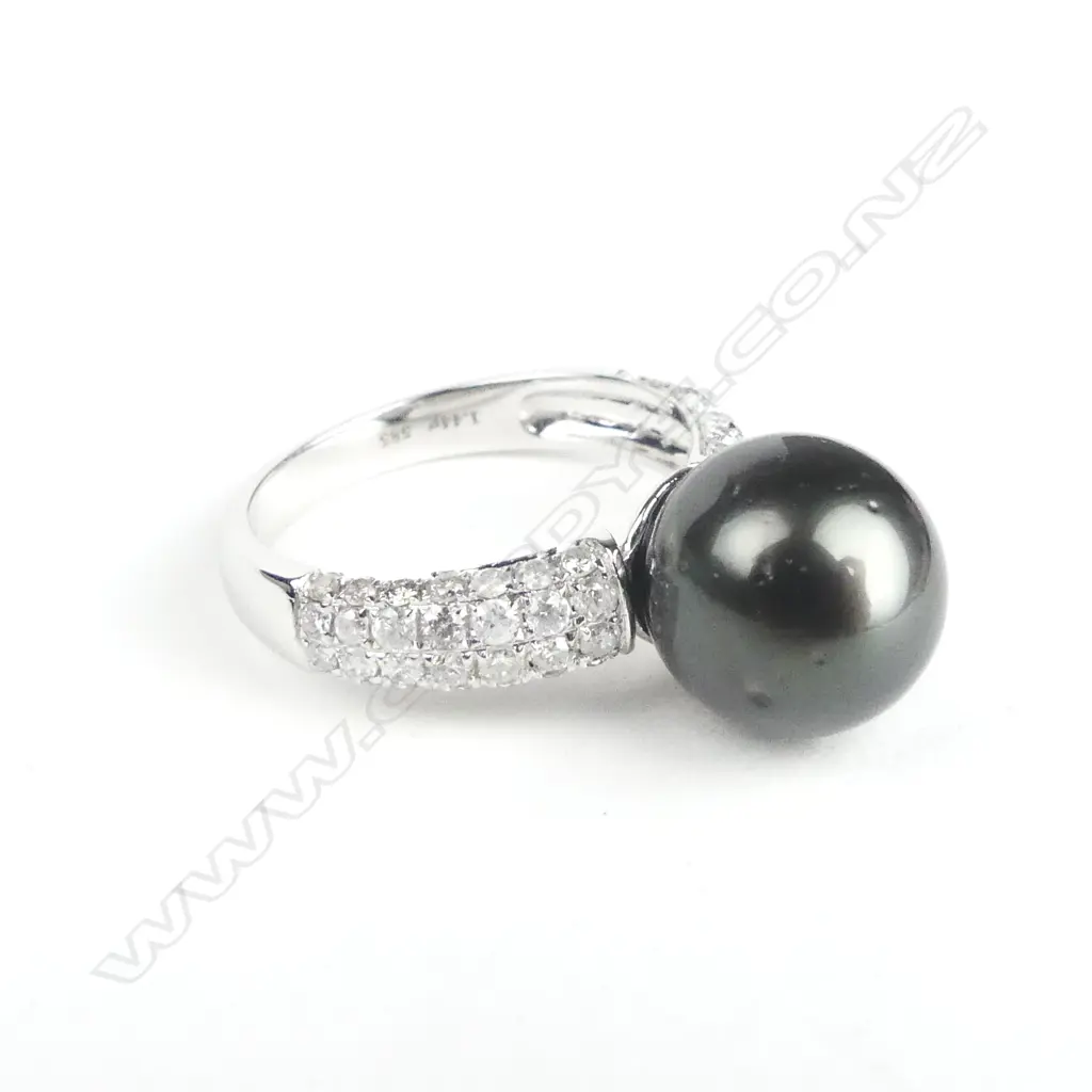 A 14ct white gold pearl and diamond ring Image 1++