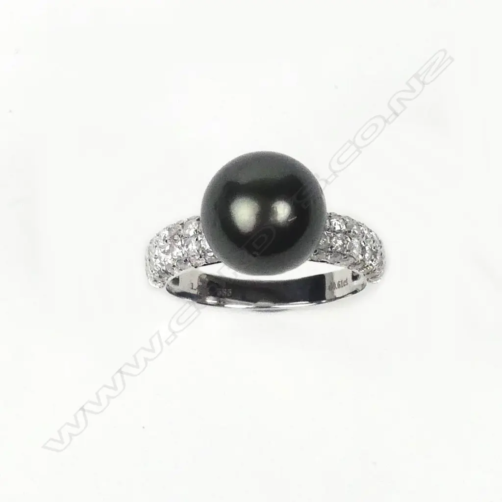 A 14ct white gold pearl and diamond ring Image 1++