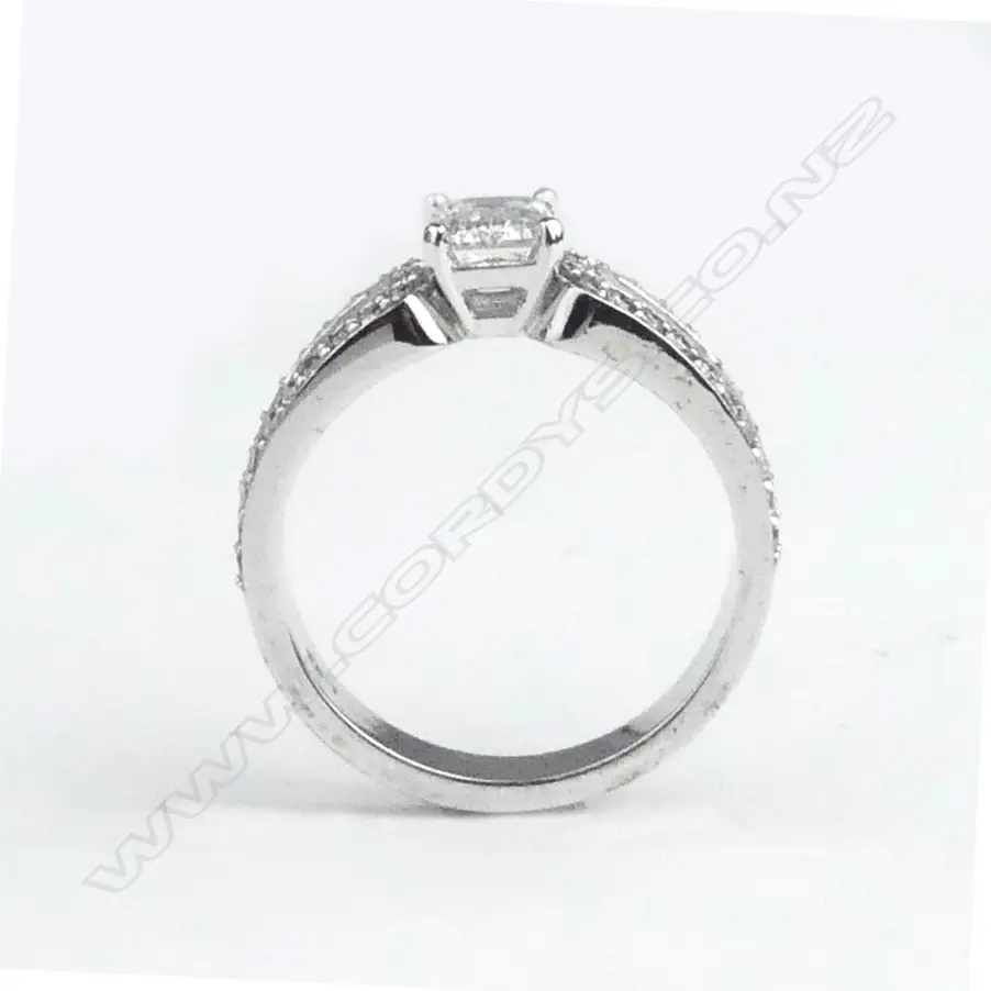 A 18ct white gold and diamond ring Image 1++